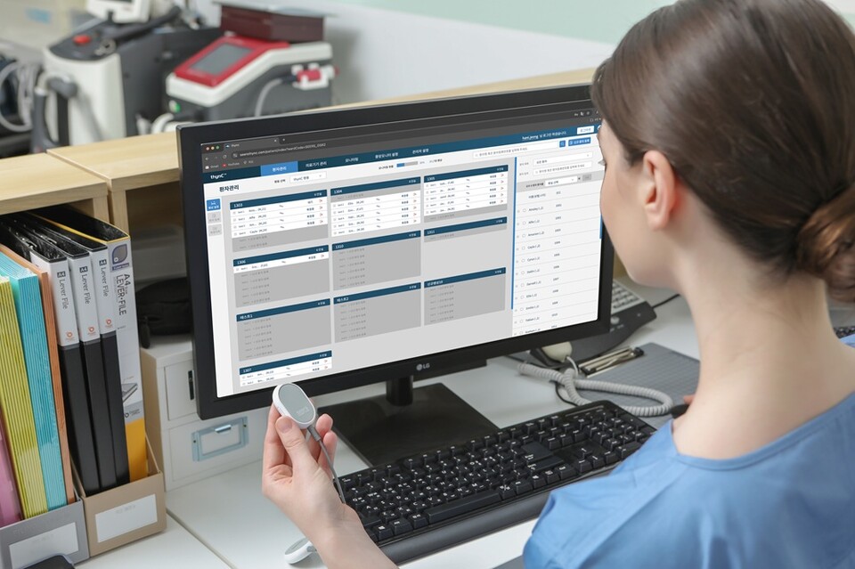 에볼루션 바카라 사이트를 활용하는 간호사의 모습 예시 (출처 : 대웅제약)