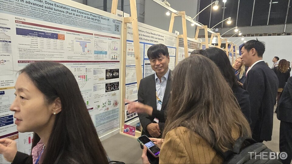 ESMO 2025 지아이이노베이션 포스터 앞에서 장명호 무료 바카라 게임가 발표하고 있다. (사진 : 지용준 기자)
