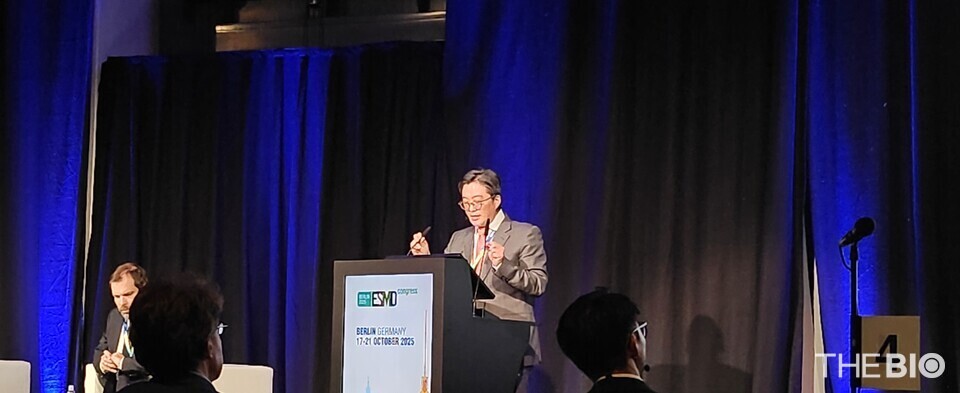 19일(현지시간) 독일 베를린에서 열린 유럽종양학회(ESMO 2025)에서 이세훈 삼성서울병원 혈액종양내과 교수가  HLB의 표적항암제인 ‘바카라 사이트’의 전이성 흉선 상피종양(TET) 대상 연구자 임상2상 중간 결과를 발표하고 있다. (사진 : 지용준 기자)