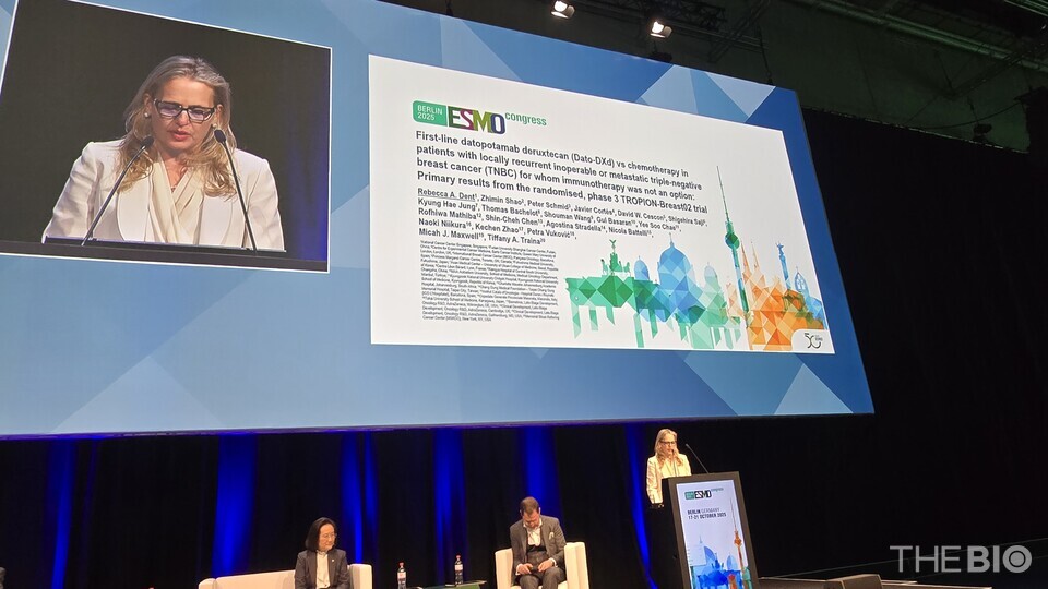 레베카 덴트(Rebecca Dent) 싱가포르 국립암센터(NCCS) 부원장이 유럽종양학회(ESMO 2025)에서 ‘TROPION-Breast02’ 임상바카라 카지노 결과를 발표하고 있다. (사진 : 지용준 기자)