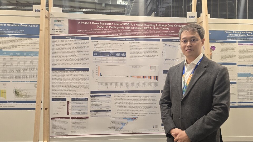 Lee Dong-gun, Senior Manager at LigaChem Biosciences, poses in front of the 'LCB14' poster presented at the European Society for Medical Oncology Congress (ESMO 2025) in Berlin, Germany, following an interview with THE BIO. (Photo: Reporter Ji Yong Jun)