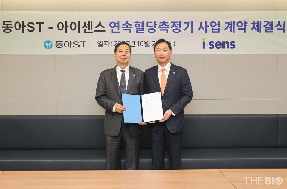 (사진 왼쪽부터) 차근식 아이센스 대표와 정재훈 동아에스티 사장이 전문가용 연속무료 바카라 게임(CGM)인 ‘케어센스 에어(CareSens Air)’ 판매 계약 체결식에서 기념 촬영을 하고 있다. (출처 : 동아에스티)