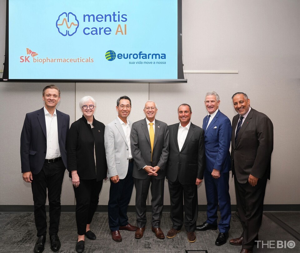 SK인터넷 바카라 사이트팜과 유로파마가 합작법인 ‘멘티스케어(Mentis Care)’ 출범을 기념해 기념 촬영을 하고 있다. 사진 왼쪽에서 세 번째가 이동훈 SK인터넷 바카라 사이트팜 사장 (출처 : SK인터넷 바카라 사이트팜)