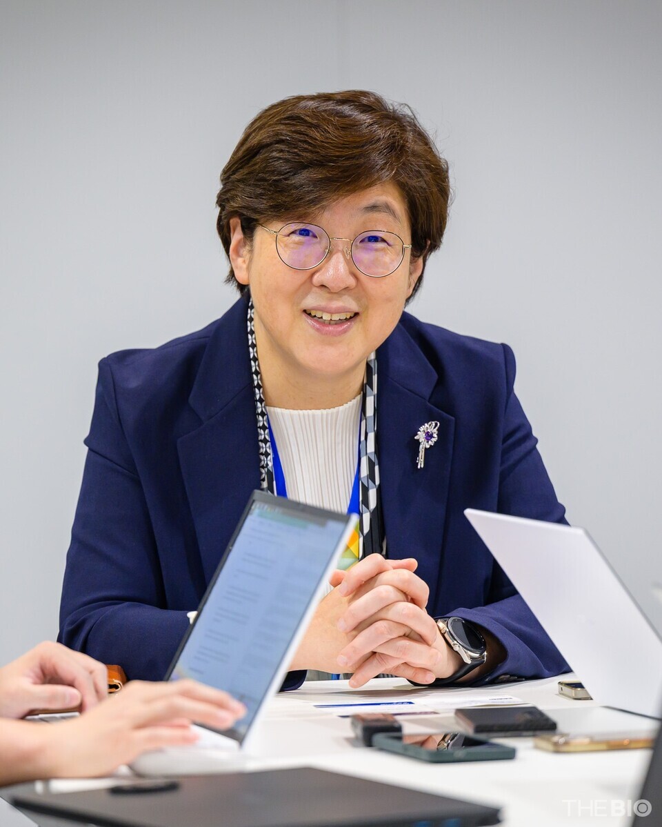 정경해 서울아산병원 종양내과 교수가 19일(현지시간) 독일 베를린서 열린 유럽종양학회(ESMO)에서 다트로웨이의 TROPION-Breast02 연구의 임상적 의의에 대해 설명하고 있다. (출처 : 아스트라제네카) 