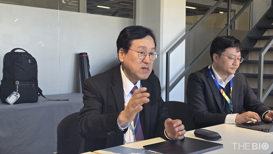 김흥태(사진 왼쪽) 이뮨온시아 대표가 지난 19일(현지시간) 독일 베를린에서 열린 유럽종양학회(ESMO 2025)에서 더바이오와 인터뷰를 진행하고 있다. (사진 : 지용준 기자)