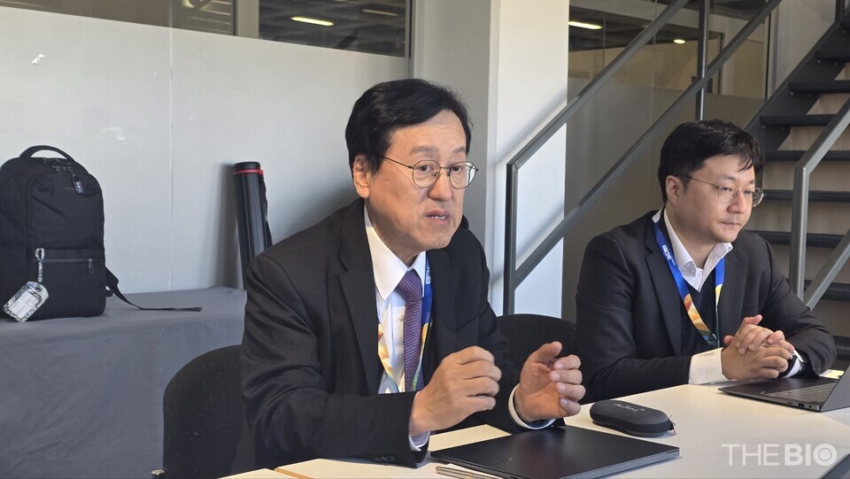 Kim Heung-tae (left), CEO of ImmuneOncia, is interviewed by THE BIO at the European Society for Medical Oncology Congress (ESMO 2025) in Berlin, Germany, on October 19 (local time). (Photo: Reporter Ji Yong Jun)
