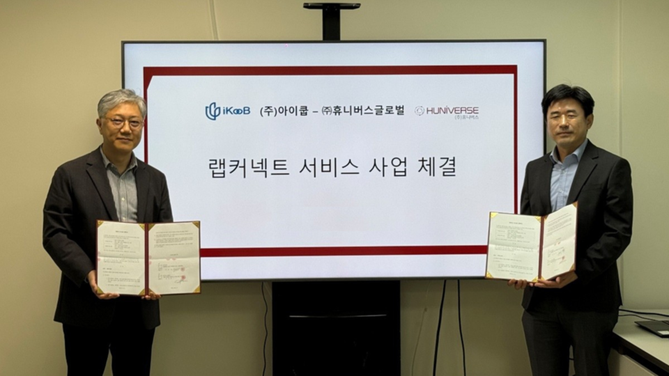 (사진 왼쪽부터) 조재형 피망 바카라 대표와 이상헌 피망 바카라 대표가 계약을 체결한 후 기념 촬영을 하고 있다. (출처 : 피망 바카라)