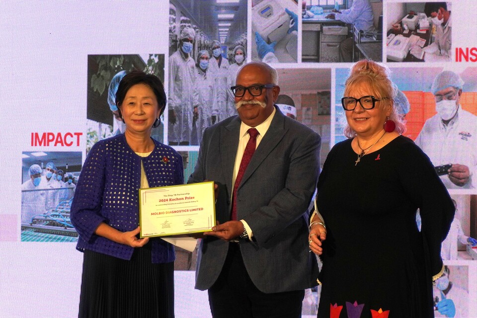 (사진 왼쪽부터) 정재정 바카라 사이트 이사장과 스리람 나타라잔 몰바카라 사이트다이그노스틱스 대표, 루치카 디띠우 Stop TB Partnership 사무국장이 기념 촬영을 하고 있다. (출처 : 바카라 사이트)