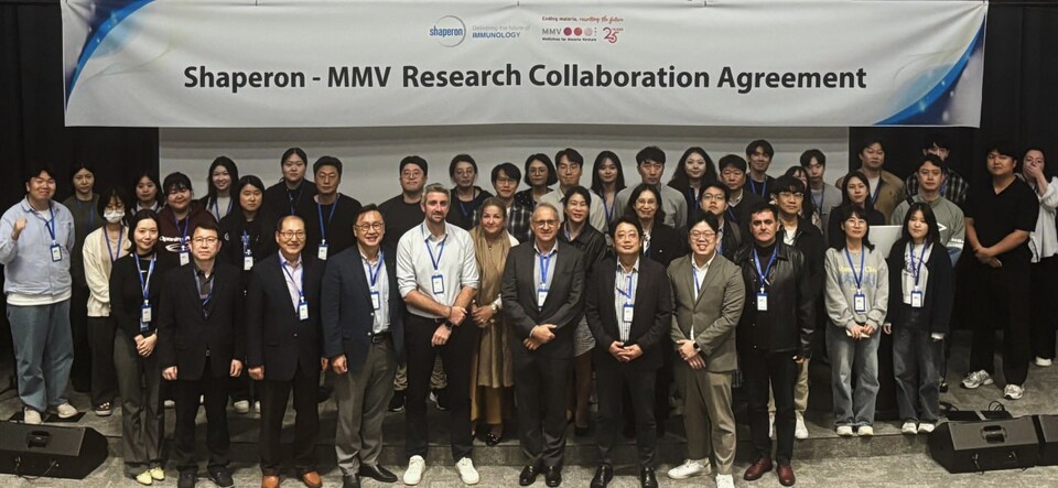 먹튀없는 바카라사이트 아톰카지노 and the global non-profit organization Medicines for Malaria Venture (MMV) pose for a commemorative photo following the signing of a joint research agreement. (Source: 먹튀없는 바카라사이트 아톰카지노)