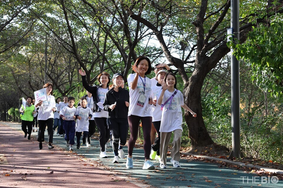 서울아산카지노 바카라 암카지노 바카라은 1일 국내 최초 젊은 암 생존자 통합지원 프로그램인 ‘MY HOPE’ 운동 크루 창단식을 서울아산카지노 바카라에서 개최했다. 김희정 서울아산카지노 바카라 유방외과 교수, 박인자 서울아산카지노 바카라 대장항문외과 교수 등 서울아산카지노 바카라 암카지노 바카라 의료진을 비롯해 암환자와 암환자의 가족, 친구 등으로 구성된 MY HOPE 크루원들이 서울아산카지노 바카라 인근 성내천 뚝방길을 뛰고 있는 모습 (출처 : 서울아산카지노 바카라)