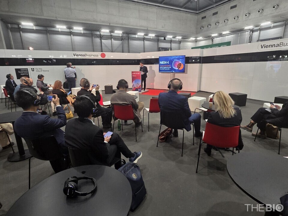 넥스아이가 3일(현지시간) 오스트리아 빈에서 열리는 유럽 최대 바이오 파트너링 콘퍼런스인 ‘바이오유럽(BIO-Europe) 2025’에서 ‘공식 기업 발표(Company Presentation)’를 진행하고 있다. (출처 : 넥스아이)