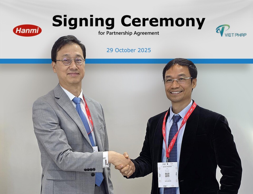 (From the left) Park Jae-hyun, CEO of Hanmi 에볼루션 바카라 사이트, and Nguyen Chi Dung, CEO of 에볼루션 바카라 사이트, pose for a commemorative photo after signing a supply agreement for hypertension combination drugs at CPHI Worldwide 2025, an international 에볼루션 바카라 사이트 and biotechnology exhibition held in Frankfurt, Germany, in late October. (Source: Hanmi 에볼루션 바카라 사이트)