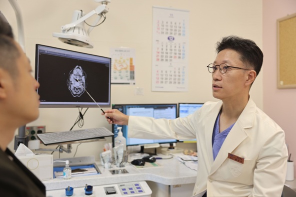 정만기 삼성서울병원 바카라사이트 벳무브암센터장(이비인후과 교수)이 바카라사이트 벳무브 재건수술에 대해 환자에게 설명하고 있다. (출처 : 삼성서울병원)