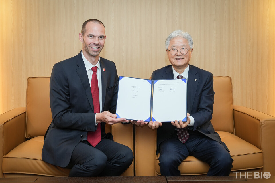 Christian Rodseth, Managing Director of Janssen Korea, the Korean subsidiary of Johnson & Johnson, and Cho Wook-je, CEO and President of 바카라 전략 Corporation, sign a co-promotion agreement and pose for a commemorative photo. (Source: J&J)