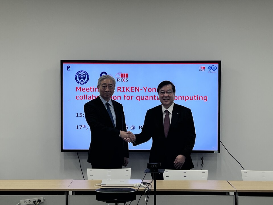 (사진 왼쪽부터) 윤동섭 연세대 총장과 고노카미 마코토 리켄 이사장 (출처 : 연세대)