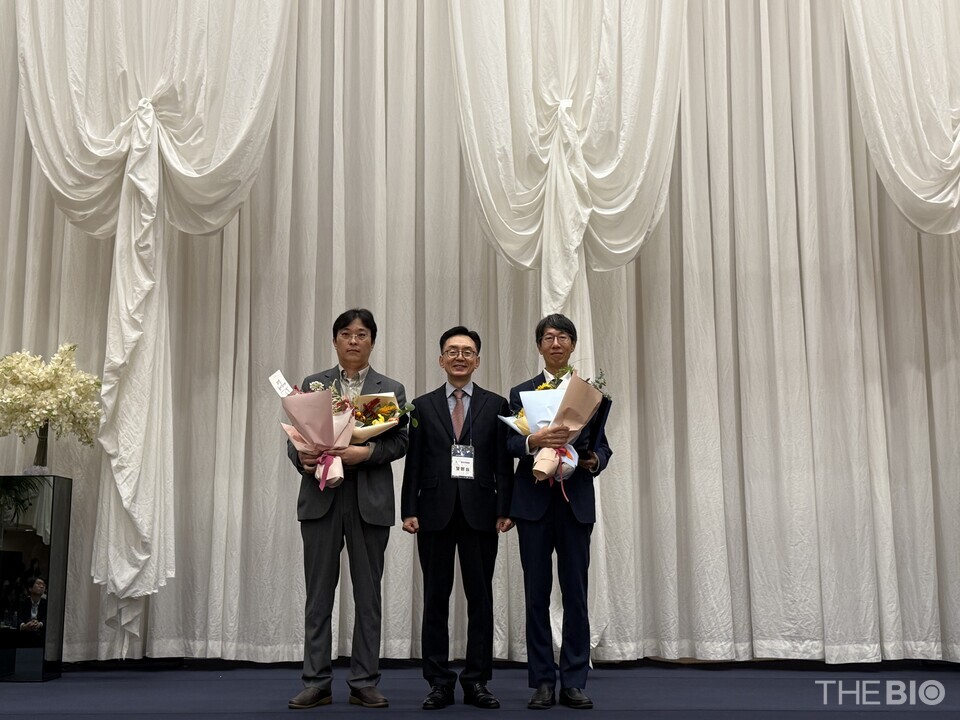 (사진 왼쪽부터) 시민관 이롭 차장과 손재범 케이메디허브 책임연구원 (출처 : 케이메디허브)