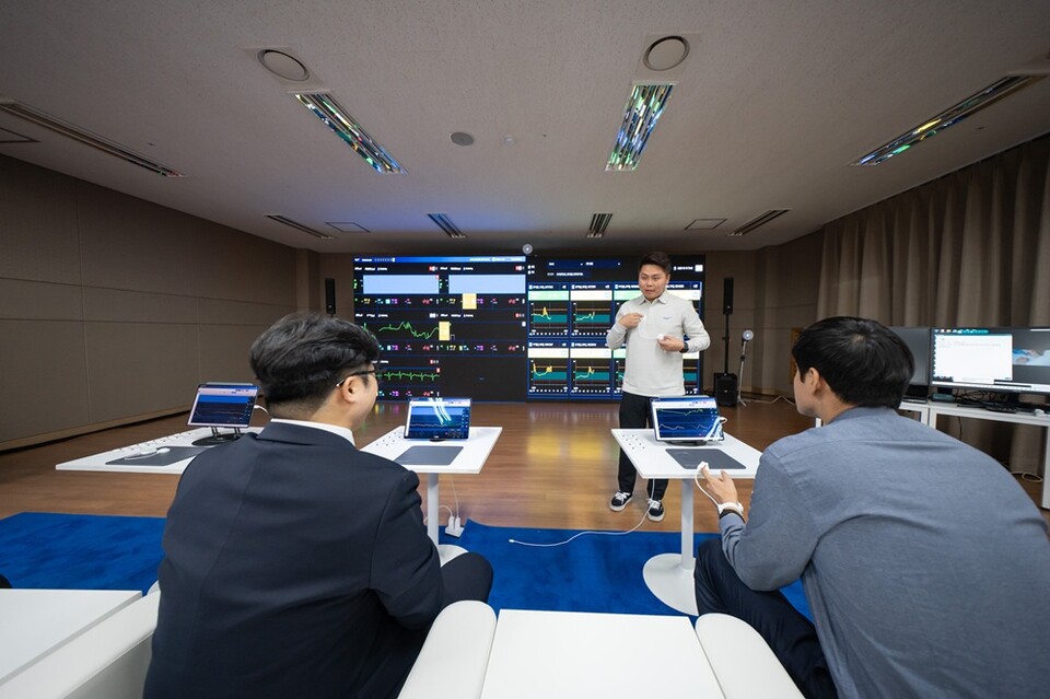 참관객들이 ‘AF Summit 2025’에서 열린 대웅제약 ‘디지털 헬스존’에서 병상 모니터링 시스템인 ‘씽크’에 대한 설명을 듣고 있다. (출처 : 대웅제약)