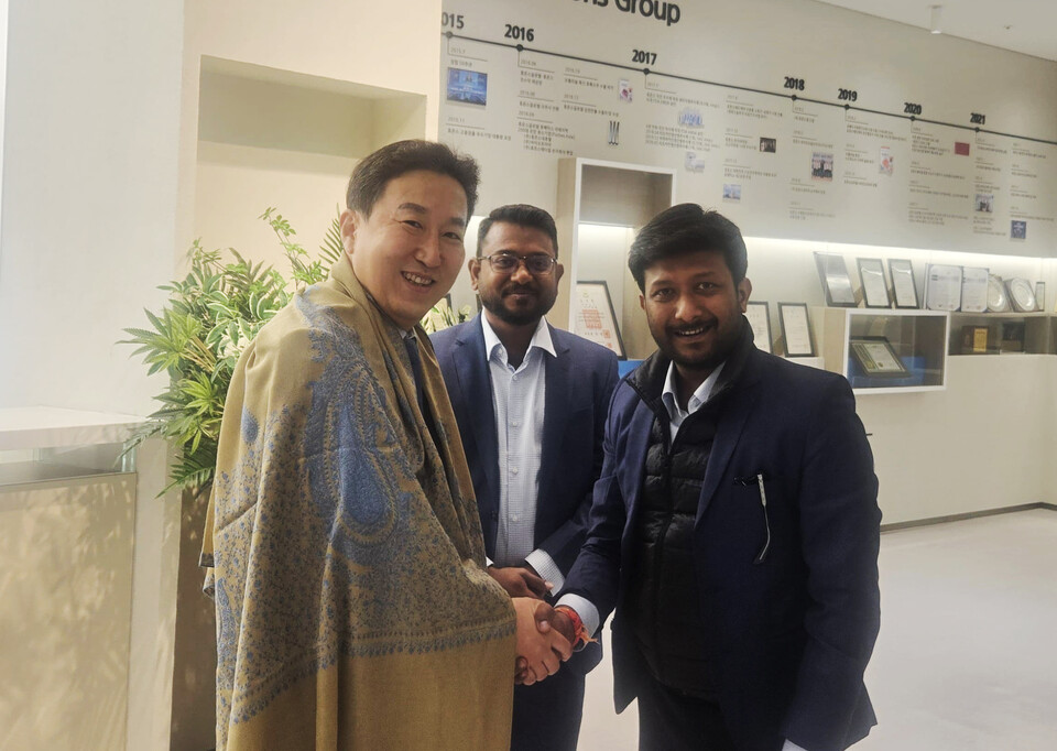 Huons Meditech CEO Changwoo Ha (left) shakes hands with Vasu Group CEO Abhinay Bejgam (cource : Huons Meditech)