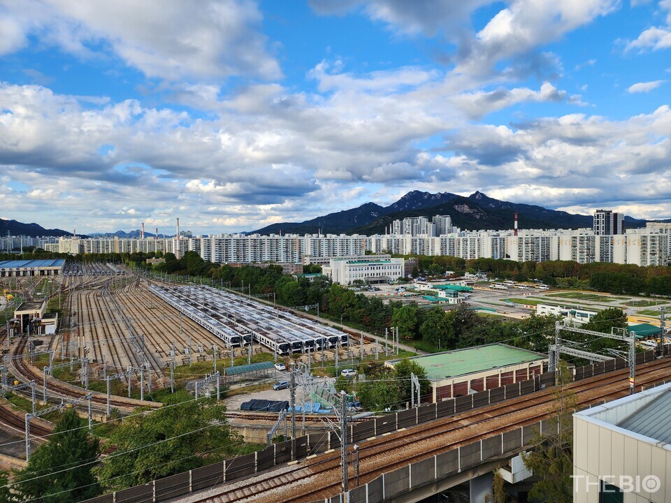 蘆原区庁屋上から見た「昌東車両基地(左側)」と「道峰免許試験場」(写真：イ・ヨンソン記者)
