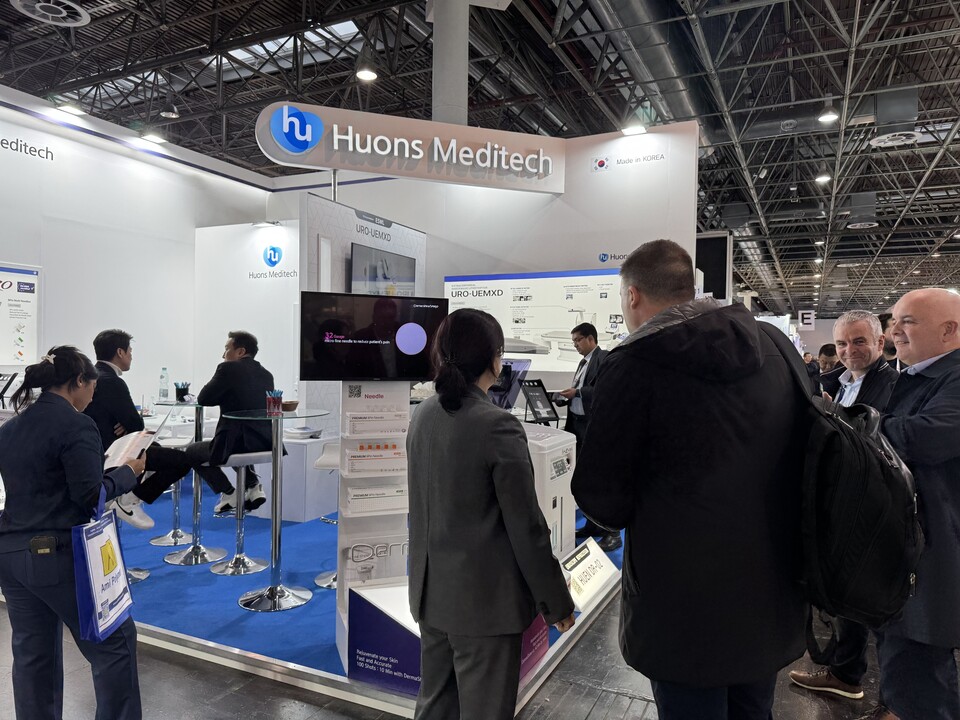 Huons Meditech recently participated in ‘MEDICA 2025,’ the international medical device exhibition held in Düsseldorf, Germany. On the photo, a representative of Huons Meditech is presenting ‘Dermashine’ series to the exhibition participants.(source : Huons Meditech)