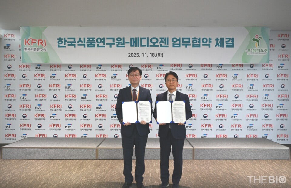 (사진 왼쪽부터) 백현동 한국식품연구원 원장과 홍준호 메디오젠 대표가 지난 18일 한국식품연구원에서 업무협약을 체결한 뒤 기념 촬영을 학 있다. (출처 : 메디오젠)