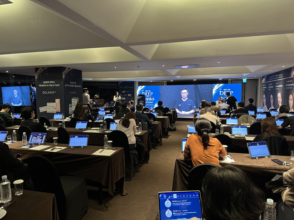 대웅제약과 DNC에스테틱스가 개최한 딥 심포지엄에서 라이브 시술 이원생중계 프로그램이 운영되고 있다. (출처 : 대웅제약)