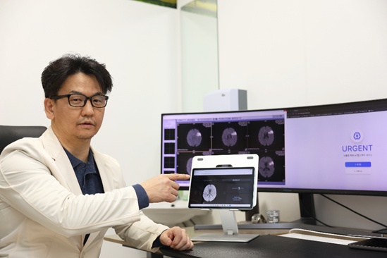 Professor Seo Woo-keun from the Department of Neurology at Samsung Medical Center demonstrates the research model. (Source: Samsung Medical Center)