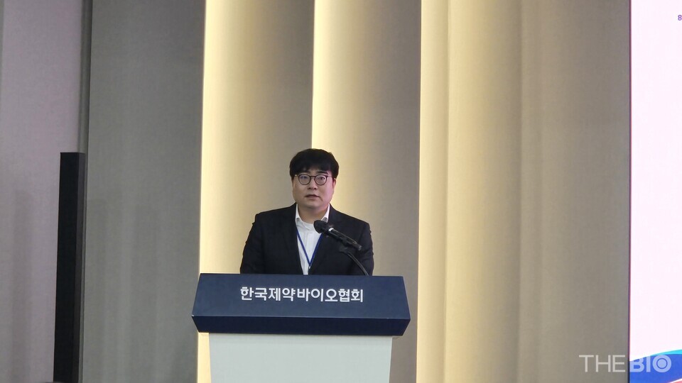 김혁중 대외경제정책연구원 부연구위원은 24일 오후 서울 방배동 제약바이오협회 4층 대강당에서 열린 ‘커뮤니케이션 포럼’에서 주제 발표를 진행하고 있다. (사진 : 지용준 기자)