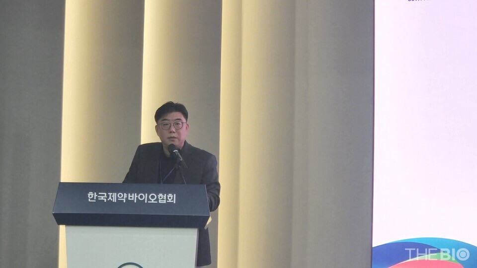 조원준 더불어민주당 정책위원회 보건의료수석전문위원이 24일 오후 서울 방배동 제약바이오협회 4층 대강당에서 열린 ‘커뮤니케이션 포럼’에서 주제 발표를 진행하고 있다. (사진 : 지용준 기자)