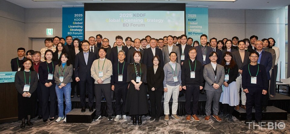 ‘2025 KDDF Global Licensing Strategy BD Forum’ 현장 단체 사진 (출처 : 국가신약개발사업단)