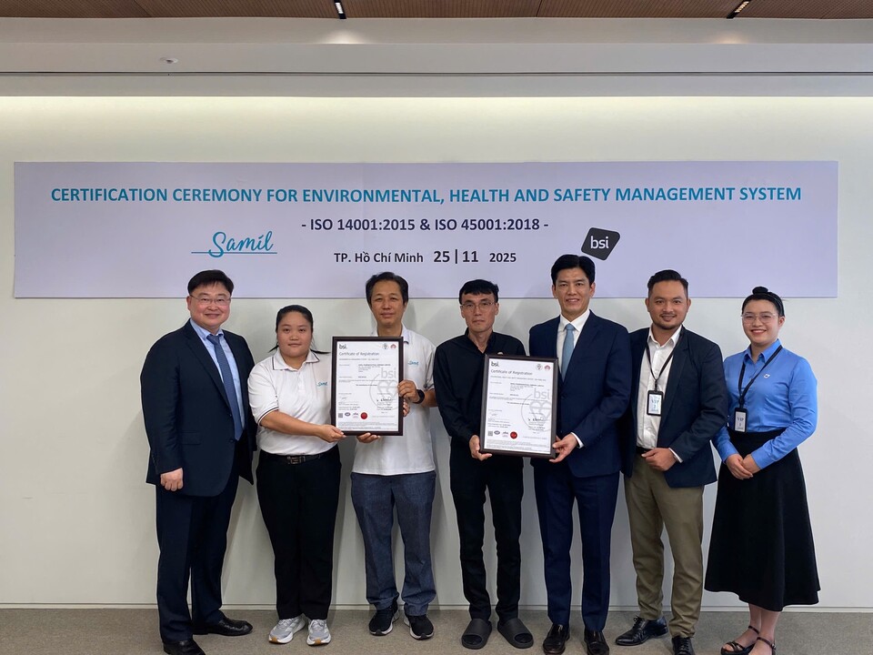 권태근(사진 가장 왼쪽) 삼일제약 부사장 등 관계자들이 환경경영시스템 국제표준인 ISO14001과 안전보건경영시스템 국제표준인 ISO45001인증을 동시 획득한 것을 기념해 기념촬영을 하고 있다. (출처 : 삼일제약)