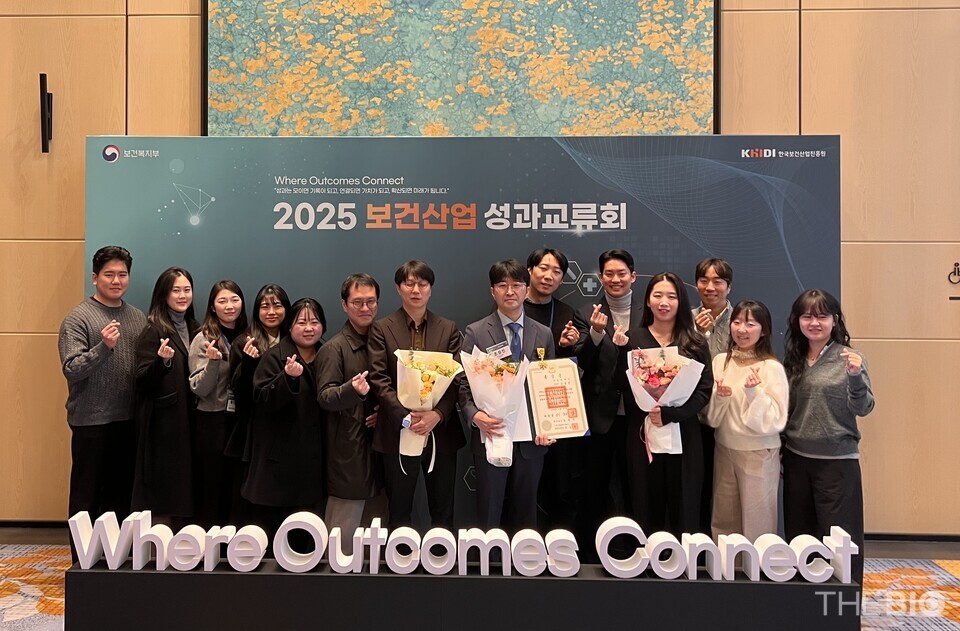 2025 인터넷 바카라 사이트 유공 포상식에서 국민훈장 목련장을 수상한 인터넷 바카라 사이트(사진 왼쪽에서 8번째) 큐어버스 대표와 회사 임직원들이 기념 촬영을 하고 있다. (출처 : 큐어버스)