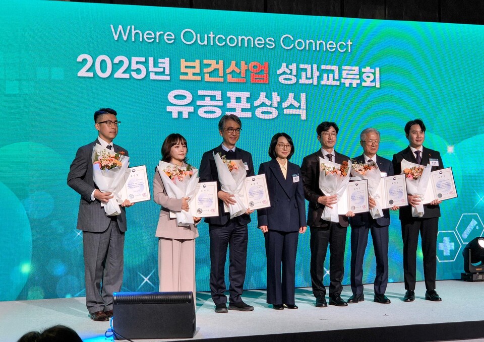 (Second from the left) Kim Ju-hee, CEO of 메이저 바카라사이트 장난감 Lab, poses for a commemorative photo at the awards ceremony. (Source: 메이저 바카라사이트 장난감 Lab)