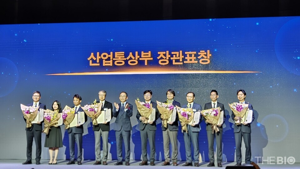 전태연(사진 오른쪽에서 세 번째) 알테오젠 바카라사이트 카지노사이트 (출처 : 알테오젠)