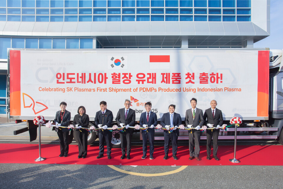 김승주(사진 오른쪽에서 네 번째) SK플라즈마 대표, 체첩 헤라완(사진 오른쪽에서 다섯 번째) 인도네시아 주한대사를 비롯한 SK플라즈마 및 인도네시아 정부 관계자들이 토토 사이트 바카라 초도 출하 기념식에서 기념 촬영을 하고 있다. (출처 : SK플라즈마)