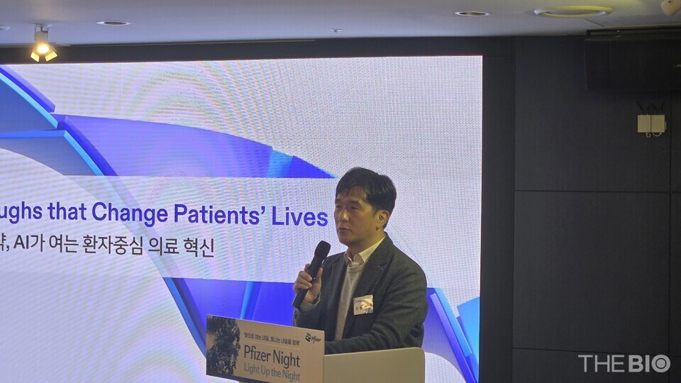 Dave (Dong-wook) 안전한 바카라 사이트, Country Manager of Pfizer Korea, delivers a speech at the ‘Pfizer Night’ event held on the afternoon of December 3 at the VOCO Hotel in Jung-gu, Seoul. (Photo: Reporter Ji Yong Jun)