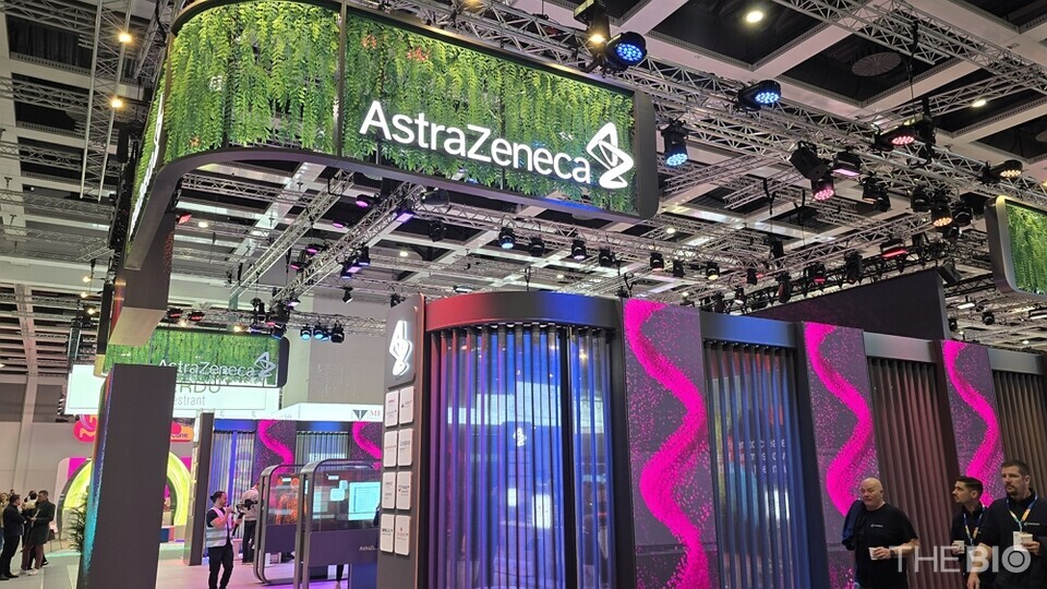 昨年10月にドイツのベルリンで開催された欧州臨床腫瘍学会（ESMO 2025）のアストラゼネカブースの様子（写真：チ・ヨンジュン記者）