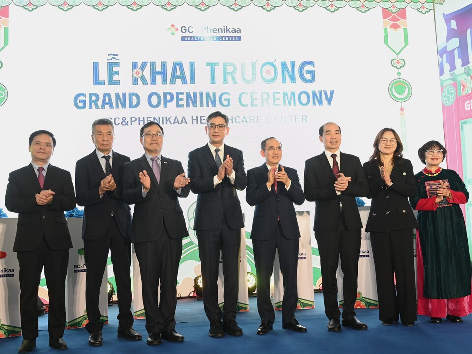 (사진 왼쪽 세 번째부터) 주먹튀 없는 바카라 사이트 대한민국 최영삼 대사, GC(옛 녹십자홀딩스) 허용준 대표, 페니카그룹 호 쑤언 낭(Ho Xuan Nang) 회장, 하노이 보건청 응웬 딩 흥(Nguyen Dinh Hung) 부청장 등이 ‘GC&페니카 헬스케어 센터’ 개소식에서 기념 촬영을 하고 있다. (출처 : GC)