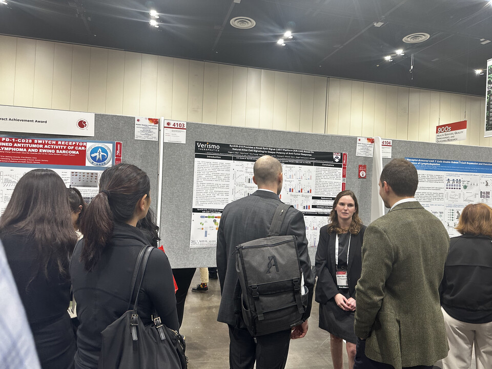 7日（現地時間）の米国血液学会（ASH 2025）で、ベリスモ・セラピューティクス社の研究者ミーガン・ブレア氏は、血液がんCAR-T治療薬候補「オンラインカジノ入金ボーナス」の前臨床結果を含むポスターの内容を参加者に説明している。 (出典: HLB イノベーション)