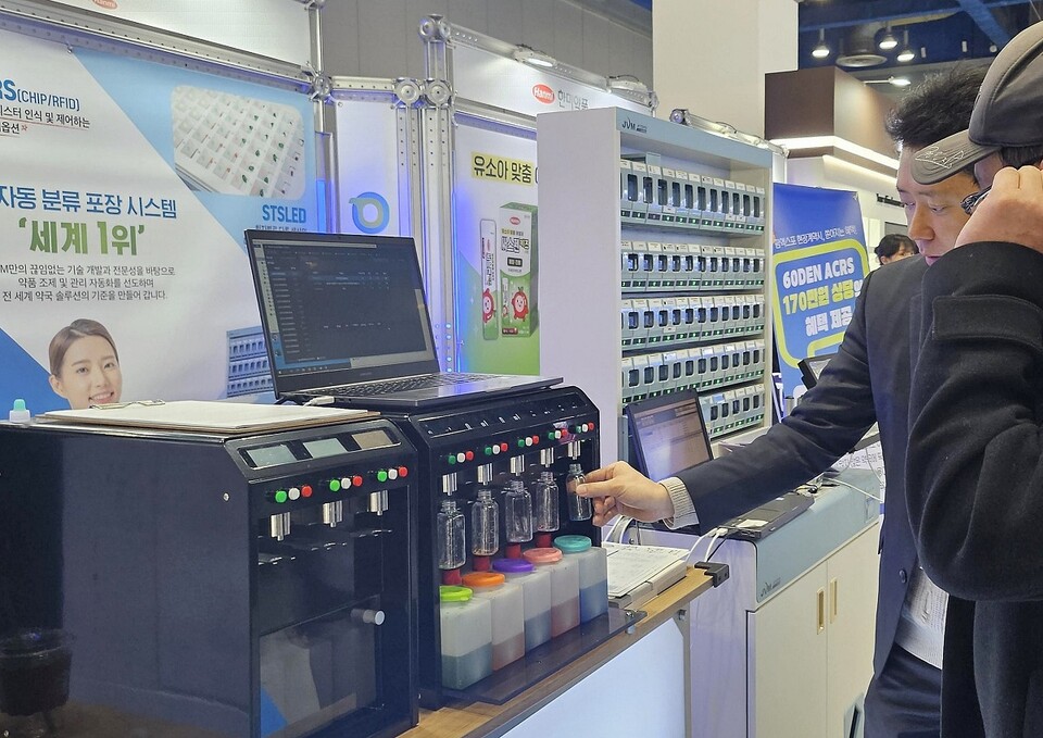 지난달 30일 서울 삼성동 코엑스에서 열린 ‘2025 제10회 대한민국 약사 학술제 및 제47회 팜엑스포’에서 온라인팜 직원이 인기있는바카라사이트 장비를 시연하고 있다. (출처 : 온라인팜)