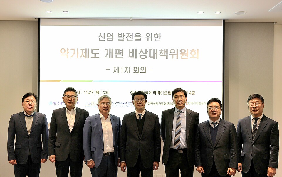 산업발전을 위한 바카라사이트 주사위 개편 비상대책위원회 제1차 회의 기념 사진. (사진 왼쪽부터) 이동희 한국의약품수출입협회 부회장, 김영주 종근당 사장, 김정진 한국신약개발연구조합 이사장, 노연홍 한국제약바이오협회 회장, 류형선 한국의약품수출입협회 회장, 조용준 한국제약협동조합 이사장, 이재국 한국제약바이오협회 부회장 (출처 : 한국제약바이오협회)