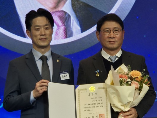 (사진 왼쪽부터) 노용석 중소벤처기업부 1차관과 박주철 하이센스메이저 바카라사이트 유니88벳 대표가 기념 촬영을 하고 있다. (출처 : 하이센스메이저 바카라사이트 유니88벳)