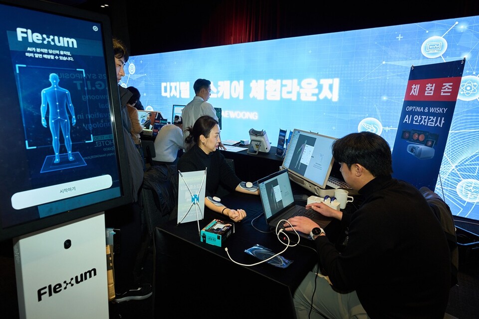 한 안전한 바카라 사이트진이 AI 기반 근감소증 검사를 체험하고 있다. (출처 : 대웅제약)