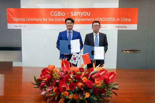 (사진 왼쪽부터) 유현승 시지바카라 전략 대표와시위농(XU NONG) 산유 메디칼 대표가 계약 체결 후 기념 촬영을 하고 있다. (출처 : 시지바카라 전략)