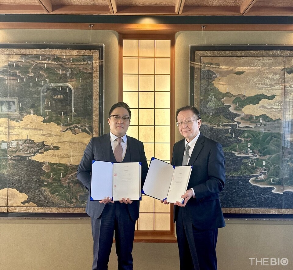 最新 オンラインカジノポストジャパン株式会社グローバル事業本部長兼CEOのイ・スンジン氏（左）と帝国製薬常務取締役国際事業部長の中川明氏（出典：最新 オンラインカジノポスト）