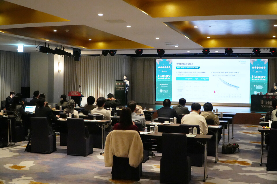 オンラインカジノアプリファーマは13日から2日間、モンドリアンソウル梨泰院店で血液内科と小児血腫内科スタッフを対象とした「HAPPYシンポジウム」を開催した。このイベントでは、「ヘムライブラ」「ペリンジェクト」「アクテムラ」「タバリス」といった血液疾患関連治療薬について、最新のデータと実際の治療経験に基づいた治療戦略が共有されました。 （出典：オンラインカジノアプリファーマシューティカル）
