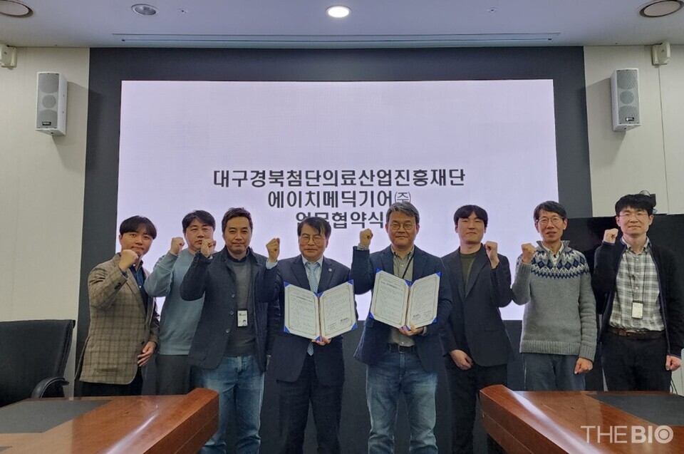 Kメディハブ先端オンラインカジノ仮想通貨機器開発支援センターのキム・ホンテ所長(写真中央左)とHMedicGear代表のファン・ヒソン氏(写真中央右)が業務協定締結後記念写真を撮っている。 （出典：Kメディハブ）