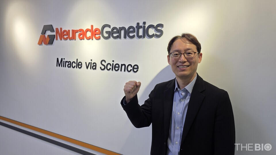 Elysigen (旧 Newracle Genetics) の創設者である CEO の Kim Jong-mook 氏が、TheBio とのインタビューを終えてポーズをとっている。 (写真：カン・インヒョ記者)