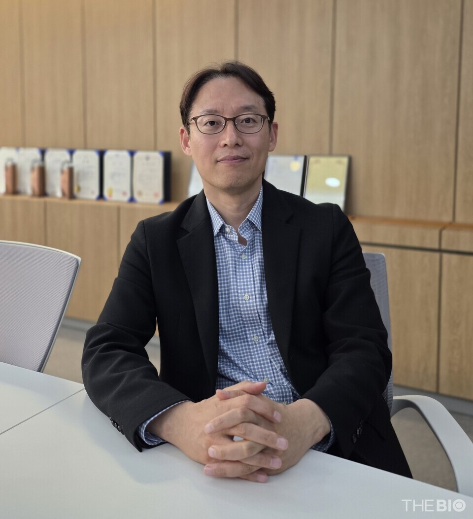 Elysigene (旧 Newracle Genetics) の創設者である CEO の Kim Jong-mook 氏が、TheBio とのインタビューを終えてポーズをとっている。 (写真：カン・インヒョ記者)