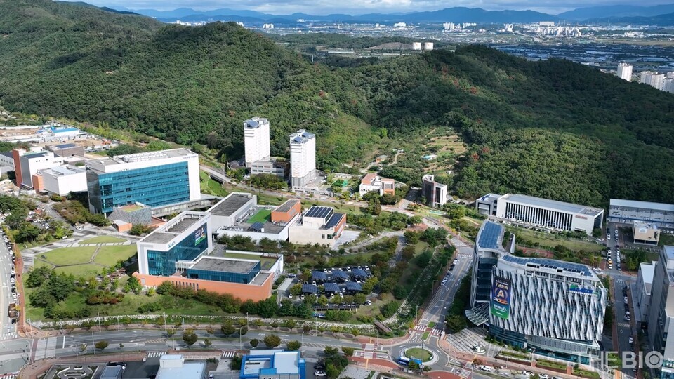 写真はKメディハブの全景（出典：Kメディハブ）